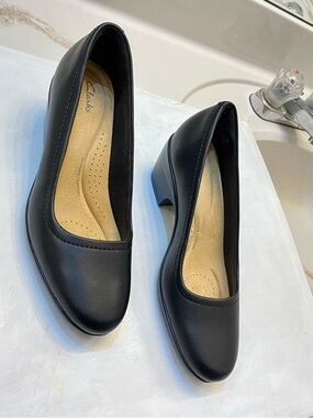 Clarks Emily 2 women pump Size 8M, looks New, no wear and tear perfect overall